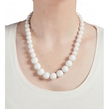 Collier perles blanches en plastique 
